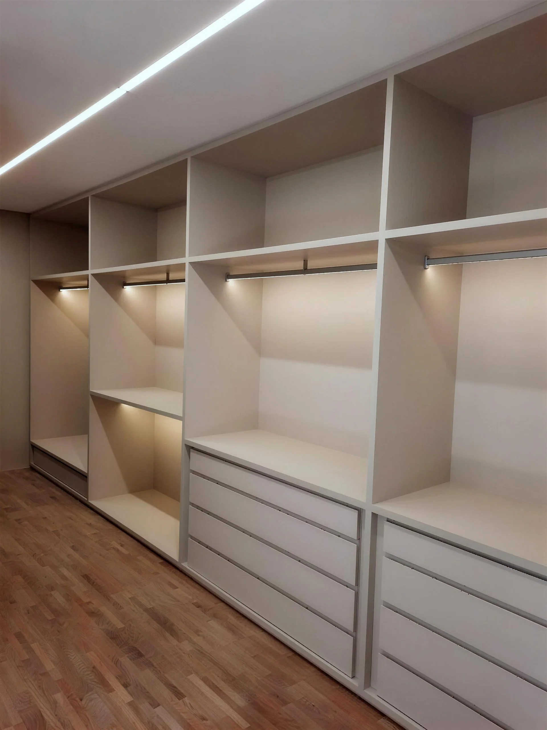 Closet aberto com iluminação linear