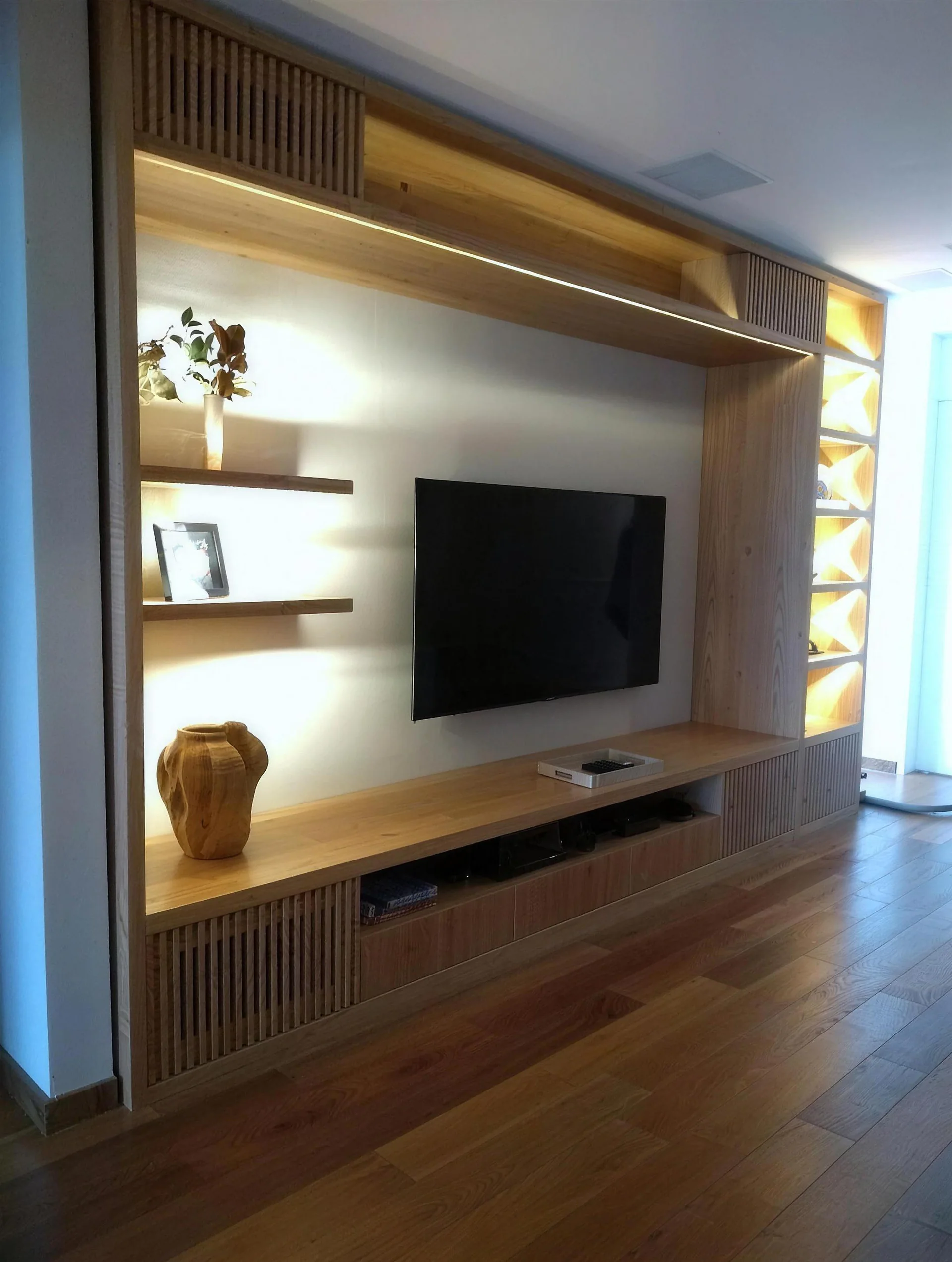 Painel de TV com prateleiras iluminadas